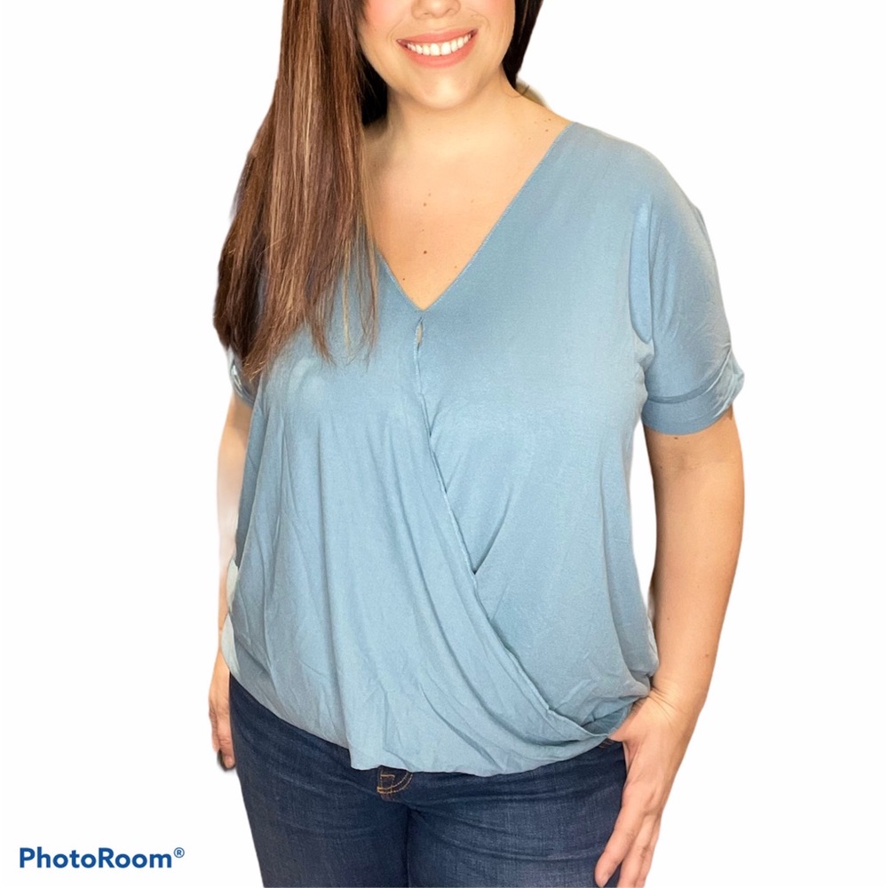 Draped, Relaxed fit shirt sleeve top.